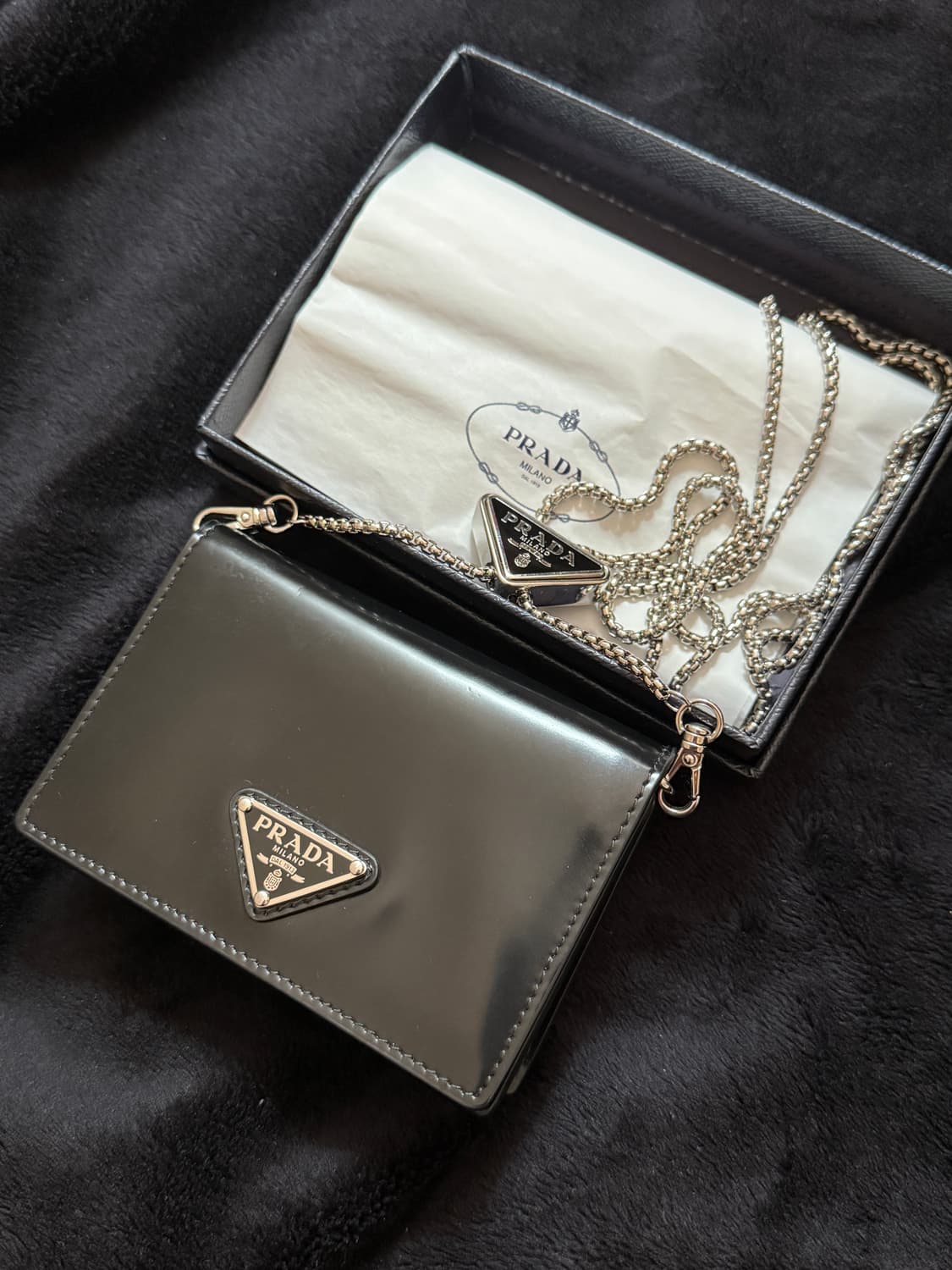 프라다 숄더 스트랩 브러쉬드 레더 카드 홀더 상품이미지1