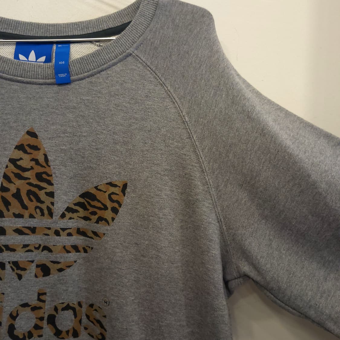 아디다스 스트릿 레오파드 로고 맨투맨 상품이미지1