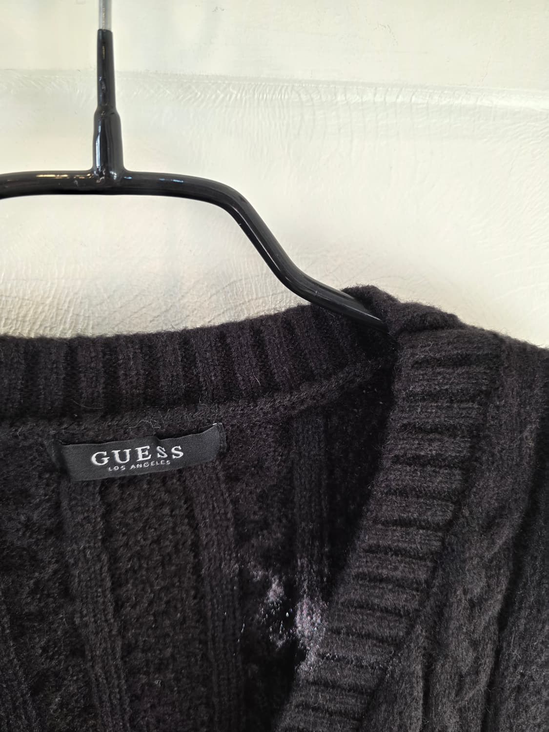 게스 블랙 브이넥 케이블 니트가디건 상품이미지1