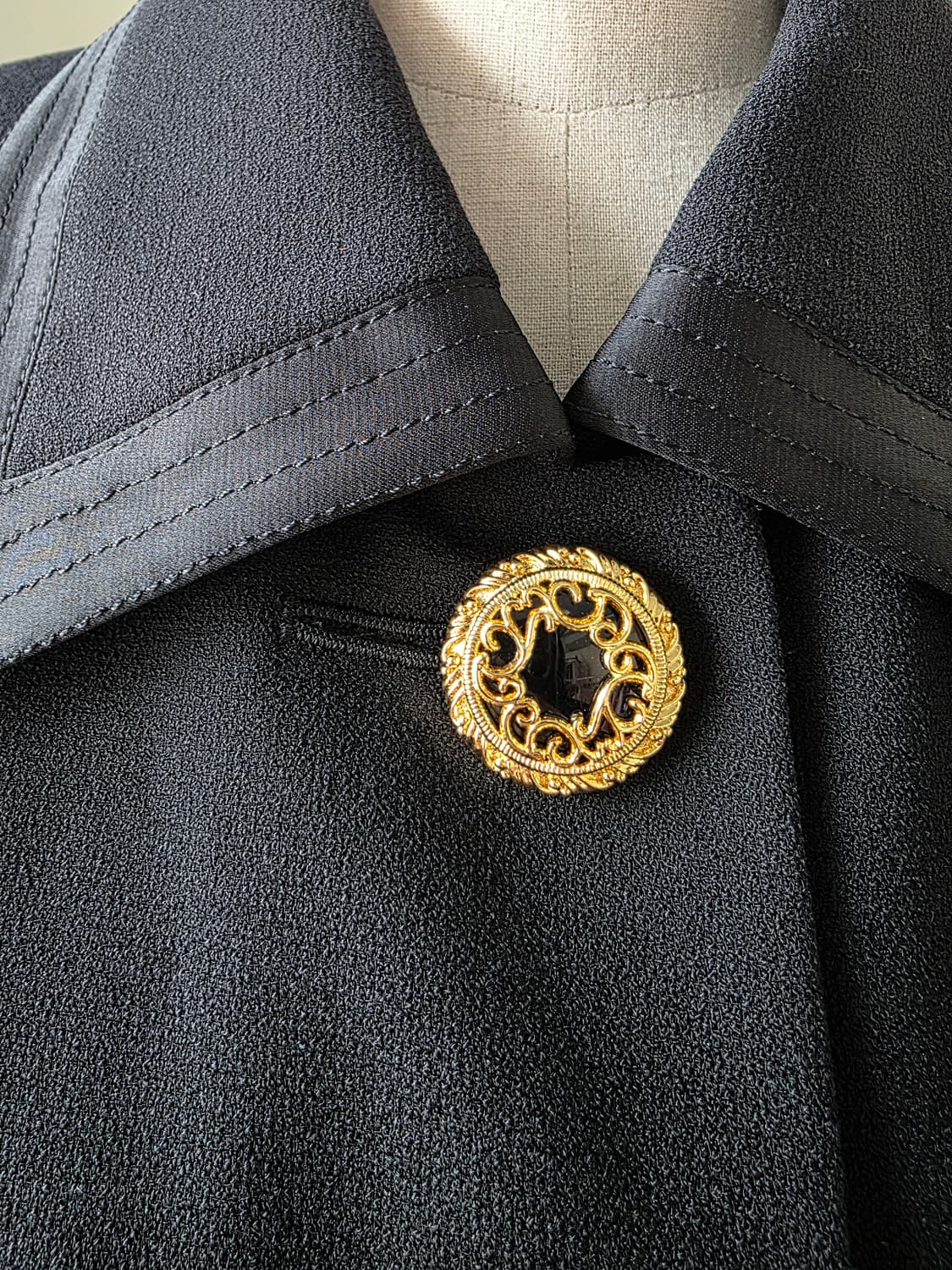 블랙 새틴 배색 금장 버튼 자켓 상품이미지4