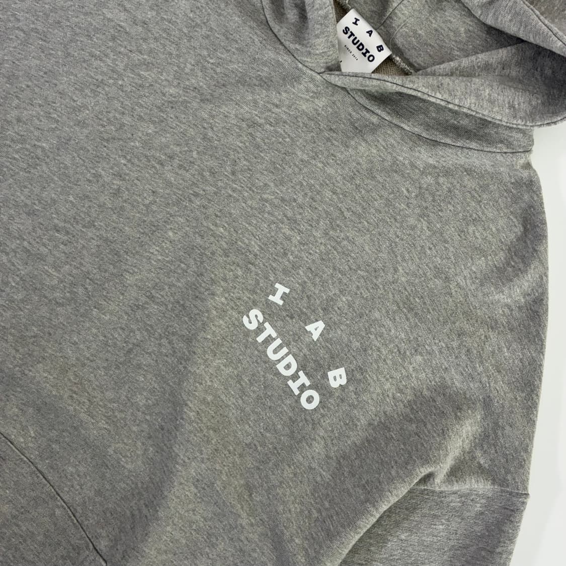 IAB studio  아이앱스튜디오 스펠 로고 코튼 그레이 후드티 상품이미지3