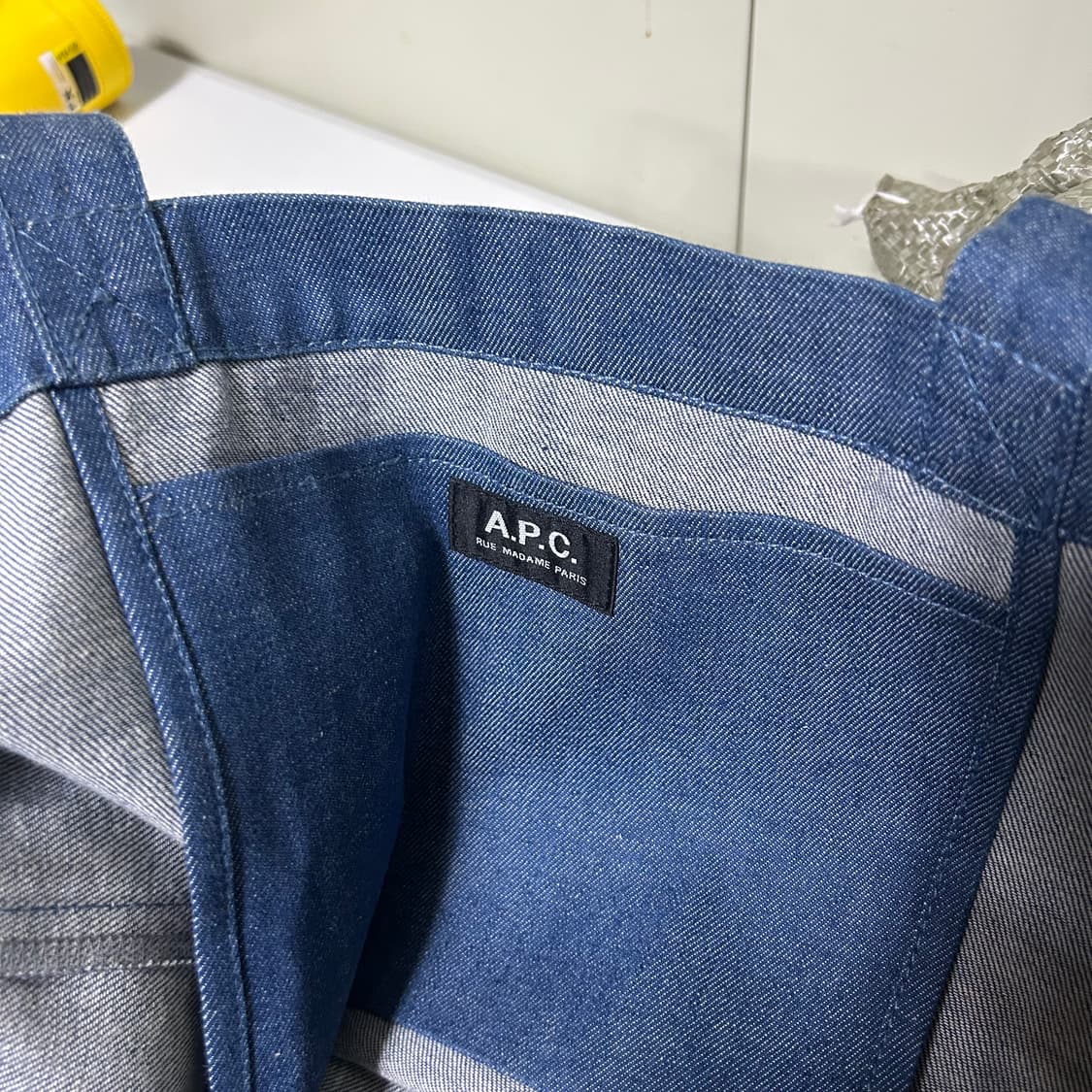 [A.P.C.] 아페쎄 로고 프린팅 데님 토트백 상품이미지3
