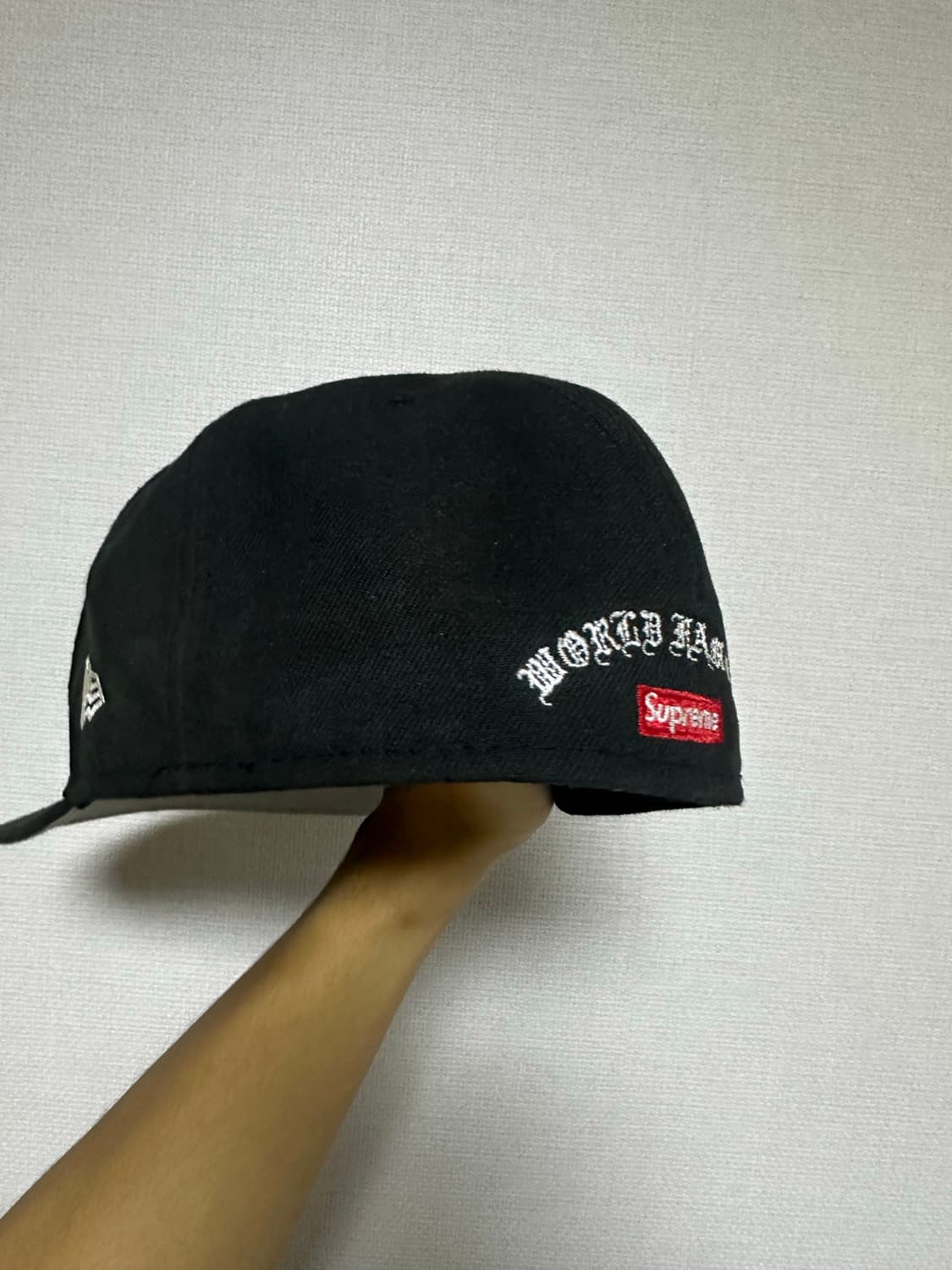 [714]슈프림 골드 크로스 S 로고 뉴에라 블랙 - 24SS 상품이미지2