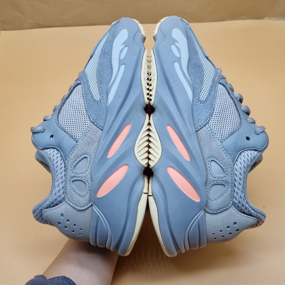 아디다스 이지부스트700이너시아 운동화240 상품이미지5