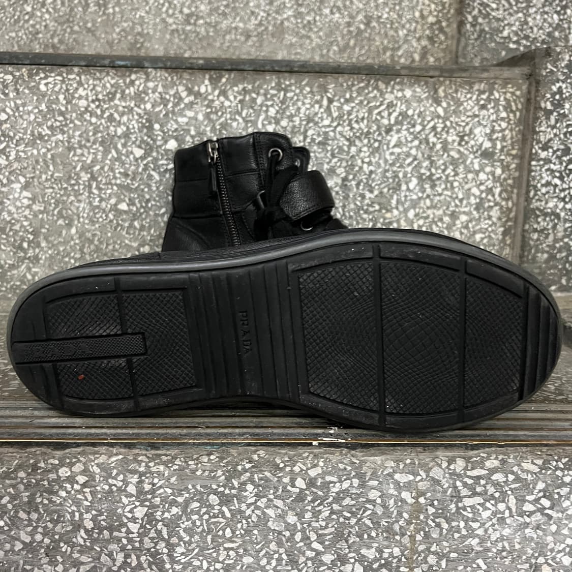 프라다 블랙 레더 벨크로 하이탑 스니커즈 상품이미지9