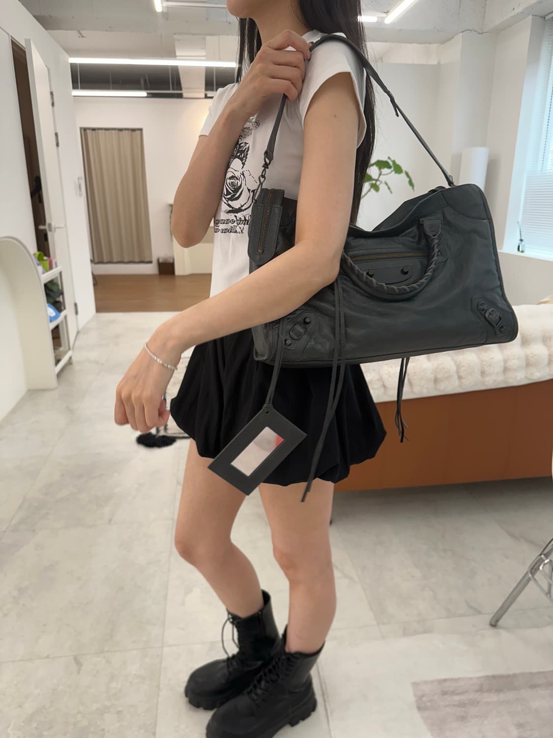 ❌예약중[A+급 정품] 발렌시아가 시티 모터백 미디움 상품이미지8
