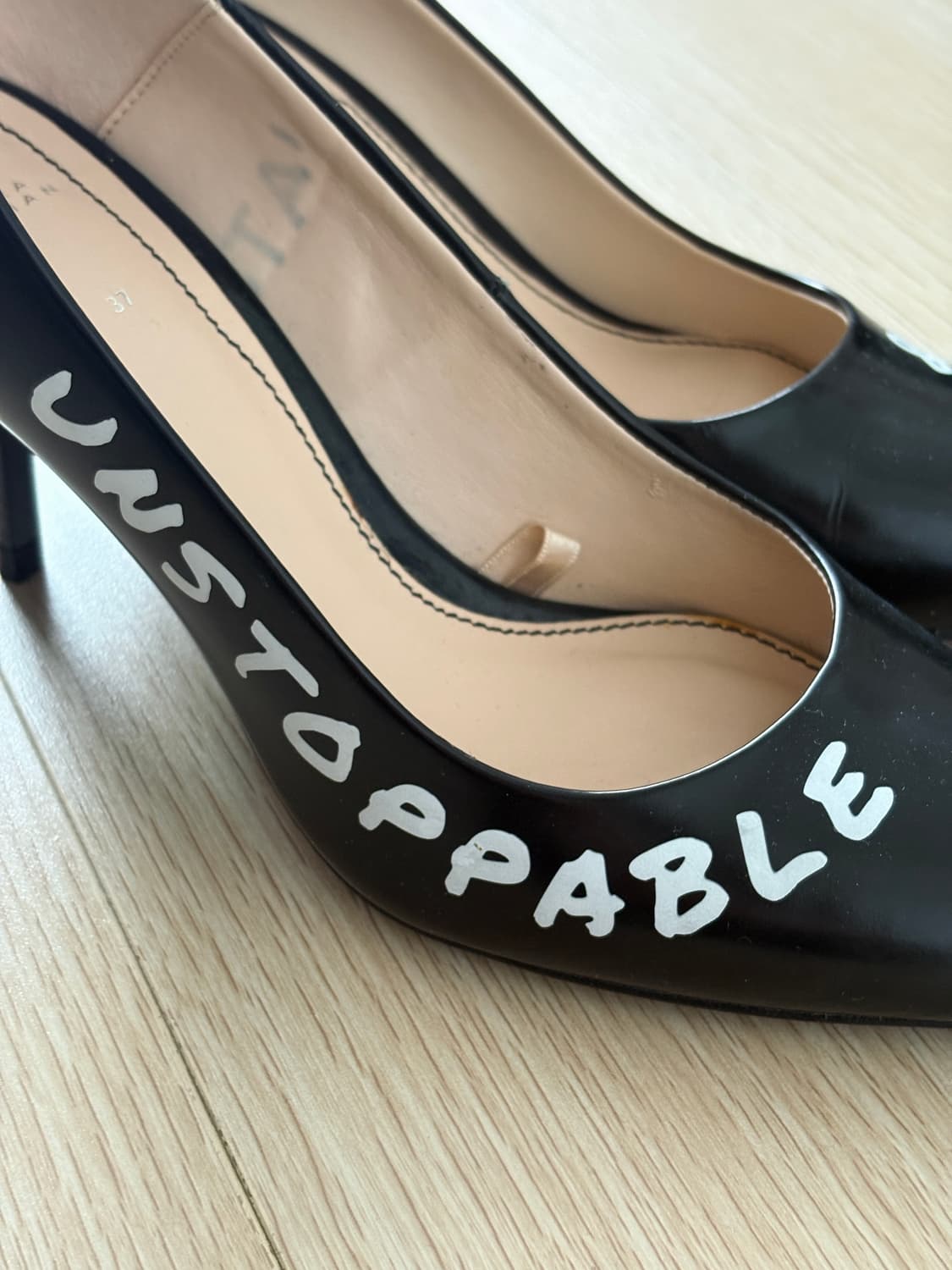 ZARA 그래피티 포인트 힐🖤 (비비안웨스트우드 감성)🖤 상품이미지2