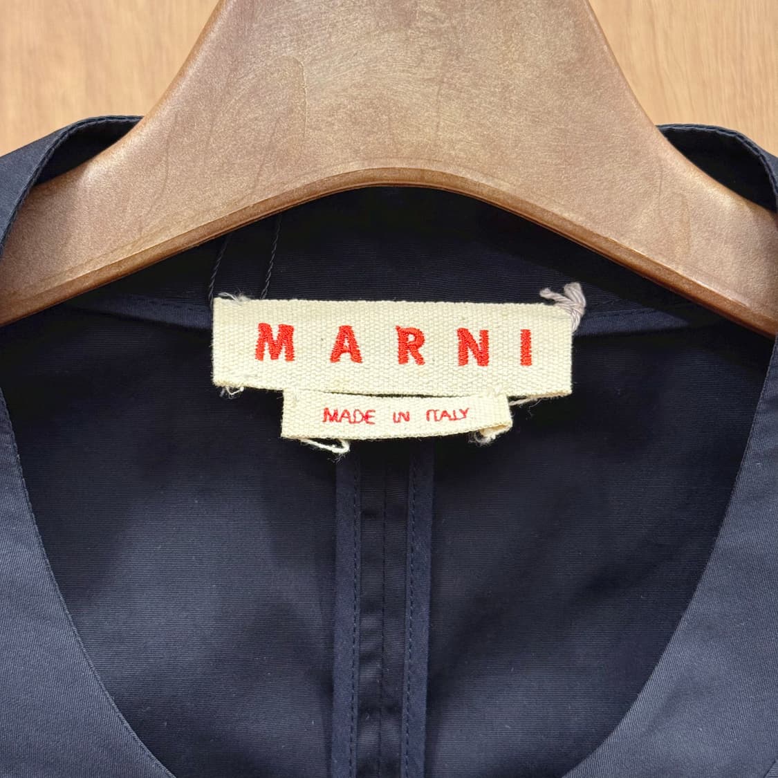 마르니 브이넥 히든 버튼 블라우스 절개 라인 디테일 슬림핏 블랙 상품이미지7