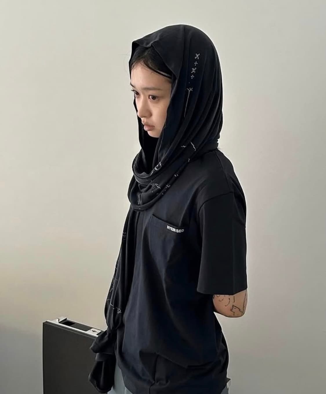 혜인서 익스클루시브 그래픽스카프 반팔 상품이미지2