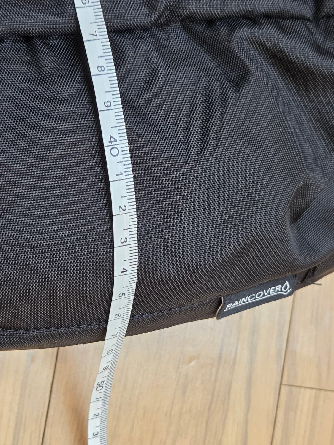 16L 용량의 노스페이스 백팩입니다. 무난한 블랙 색상이라 어느 옷에나  상품이미지7