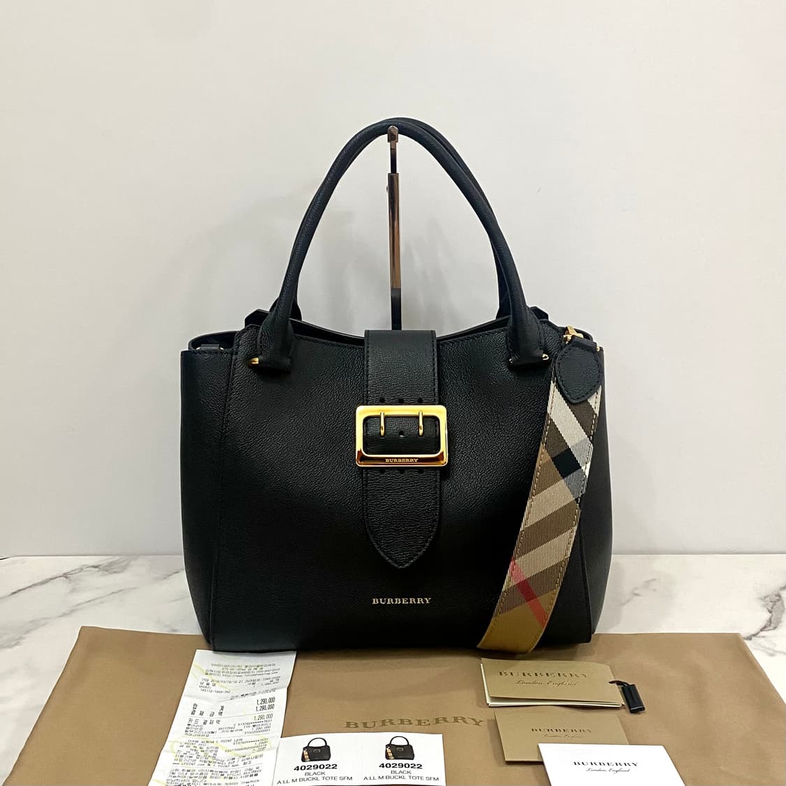 새상품 버버리 레더 그레이니 버클 금장 토트백 가방 블랙 4029022 상품이미지1