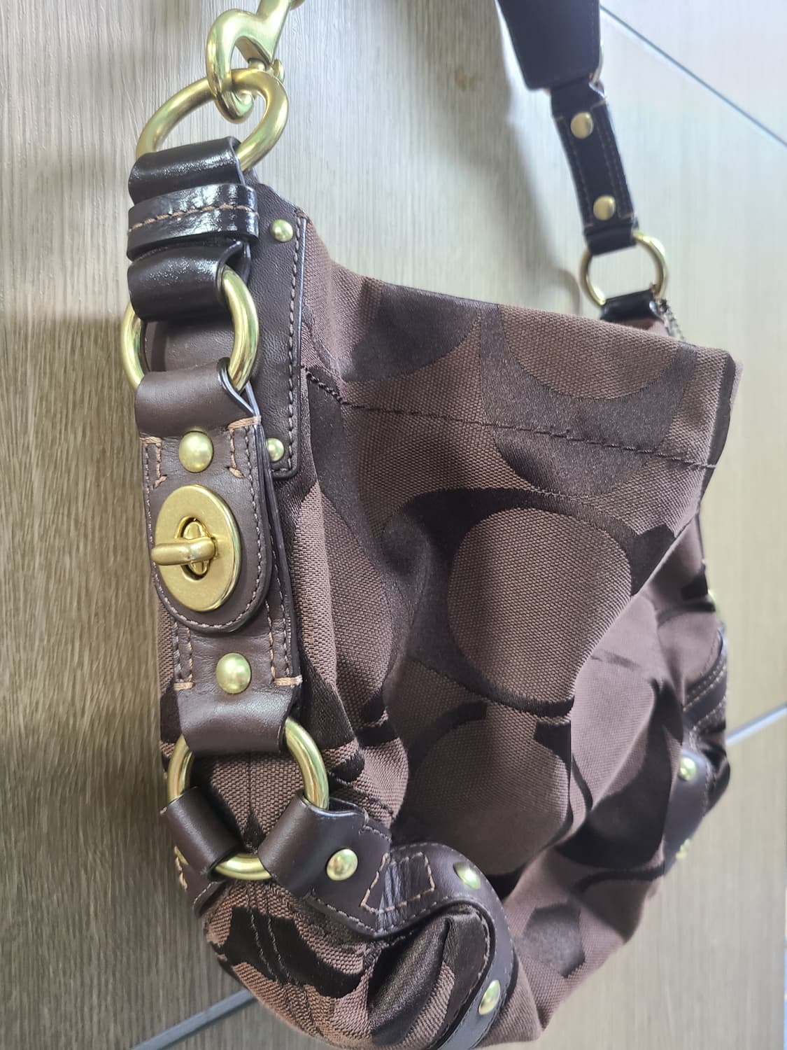 코치 브라운 시그니처 숄더백 상품이미지3