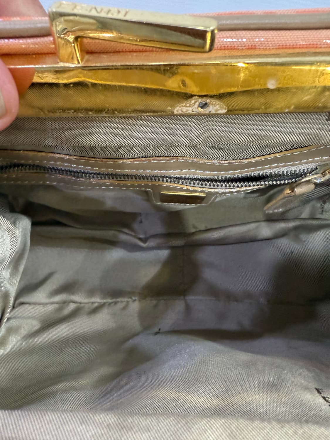 펜디 주카 패턴 토트백 오렌지 색상입니다 상품이미지5