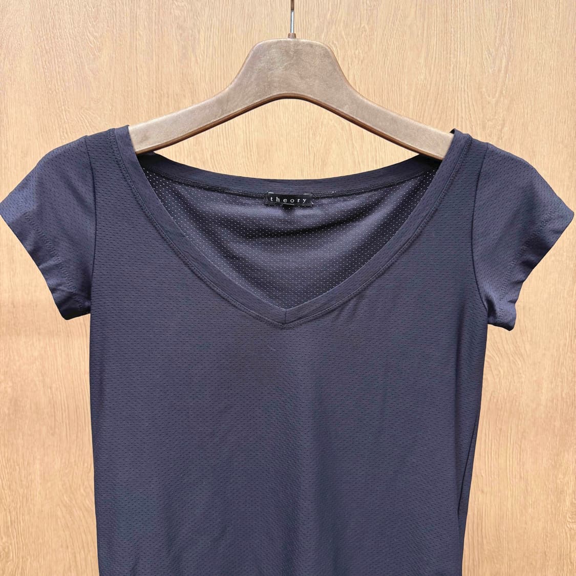 띠어리 브이넥 기능성 반팔 티셔츠 펀칭 메쉬 텍스처 블랙 상품이미지4