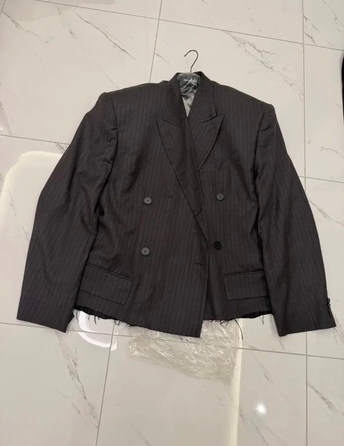 발렌시아가 캐피탈 비 스트라이프 오버사이즈 더블 블레이져 +팬츠셋업 상품이미지4