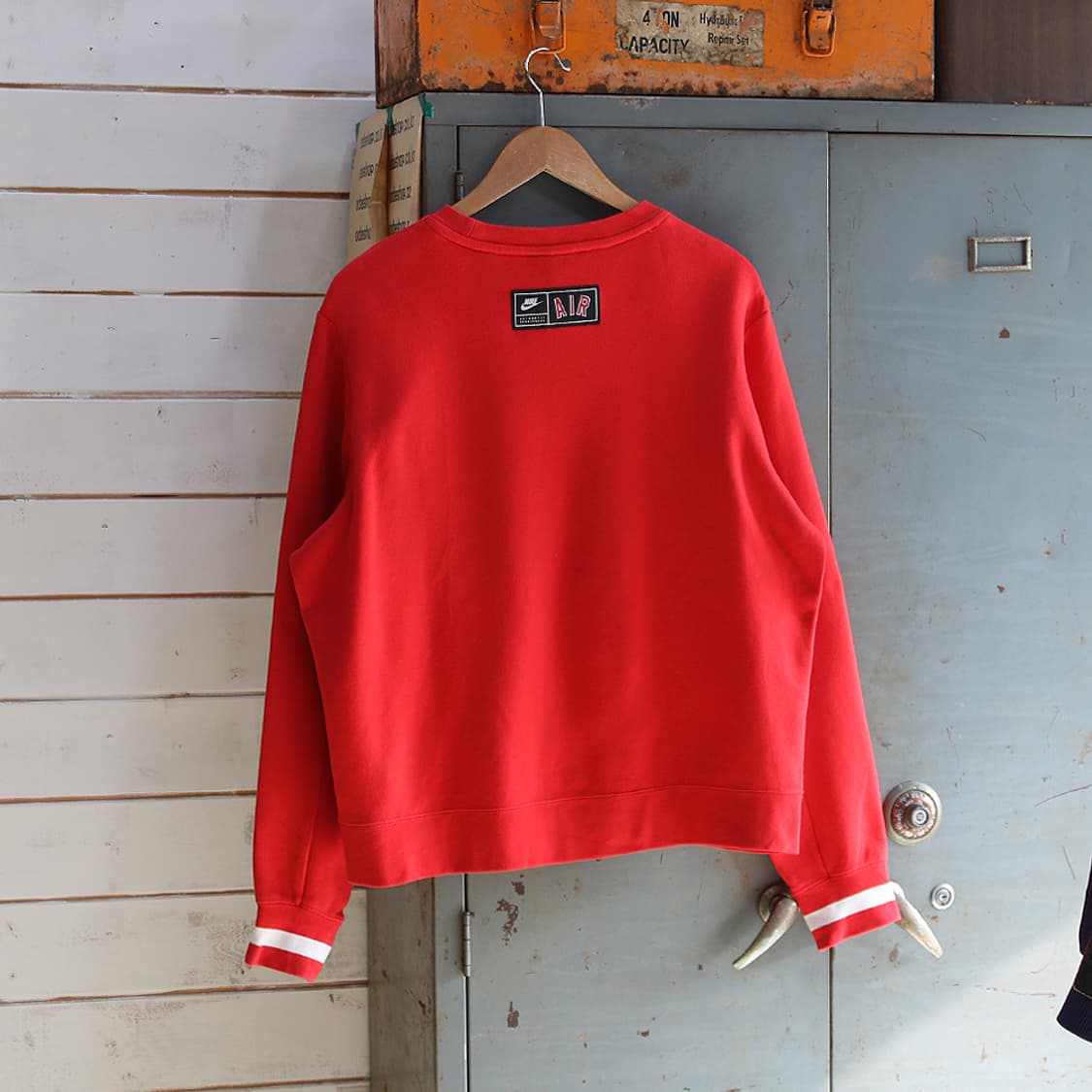 (착용컷) 나이키 에어 스웻 셔츠 (남성용 100) 상품이미지2