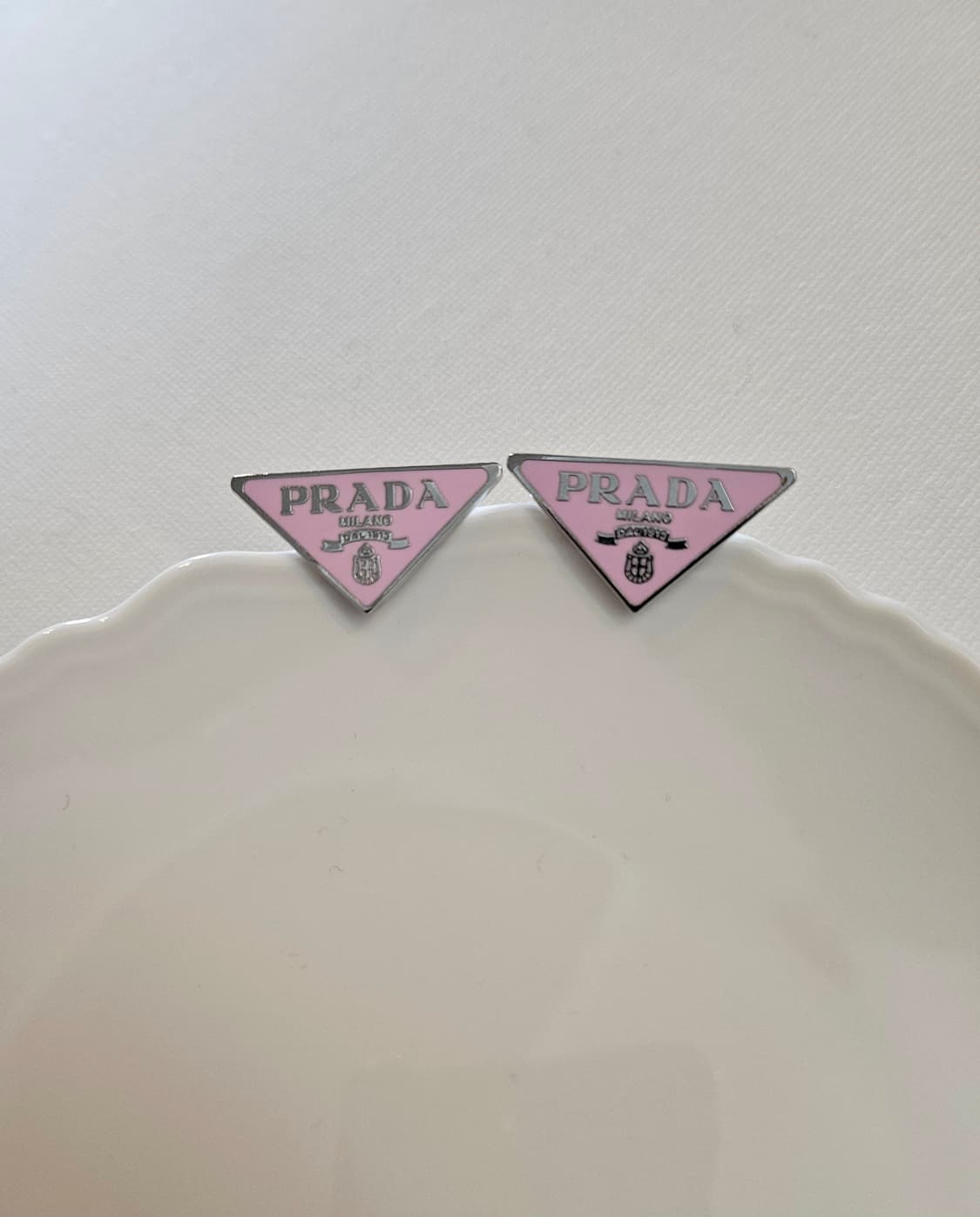 프라다 업사이클링 삼각로고 귀걸이 핑크 상품이미지3