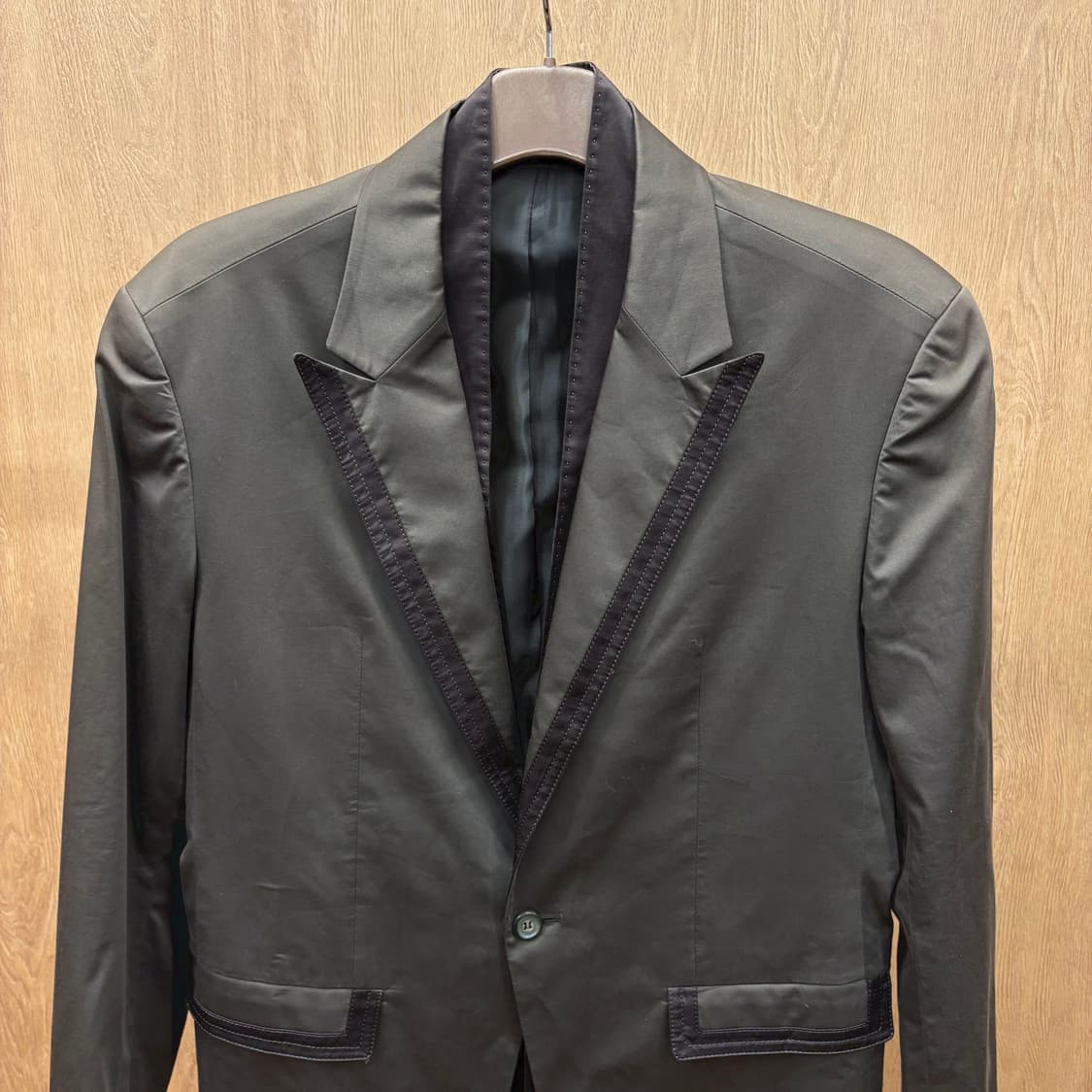 솔리드옴므 테일러드 블레이저 배색 라펠 싱글 버튼 디테일 레귤러핏 브라운 상품이미지4