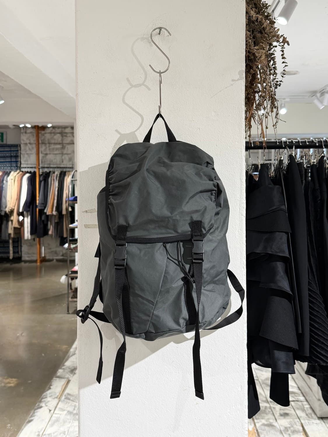 mhl 그레이 나일론 버클 백팩 상품이미지2