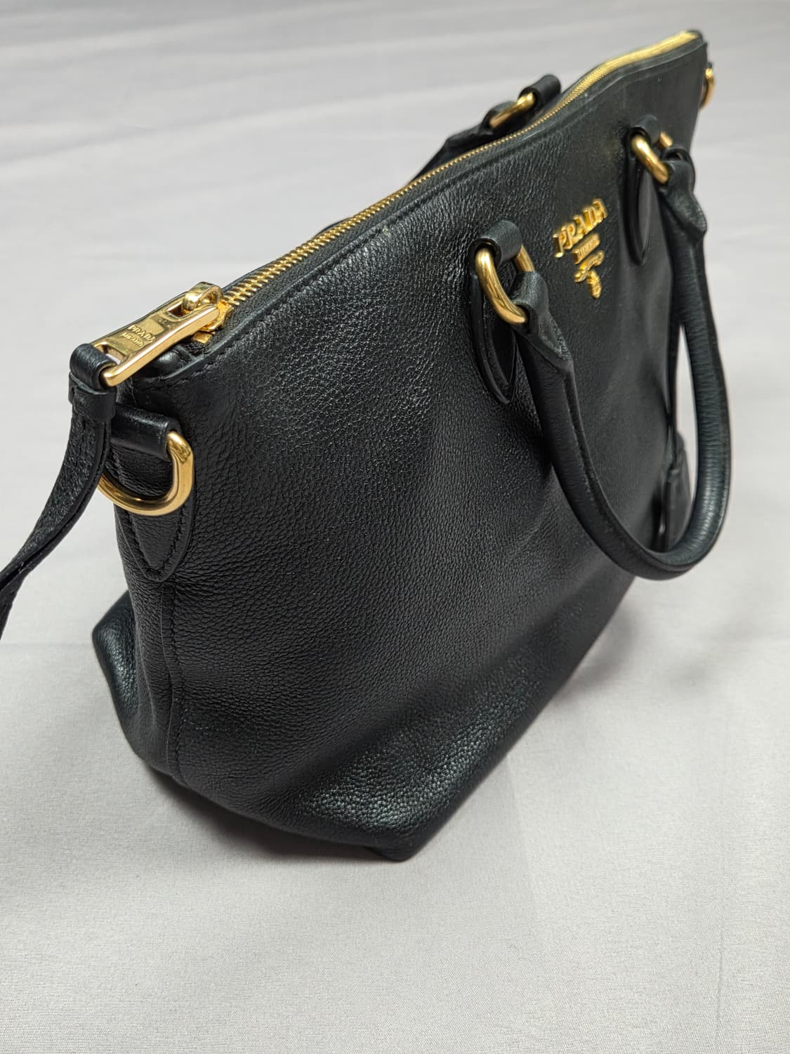 [프라다] 비텔로 다이노 레더 골드 메탈 로고 토트백 | G00012 상품이미지2