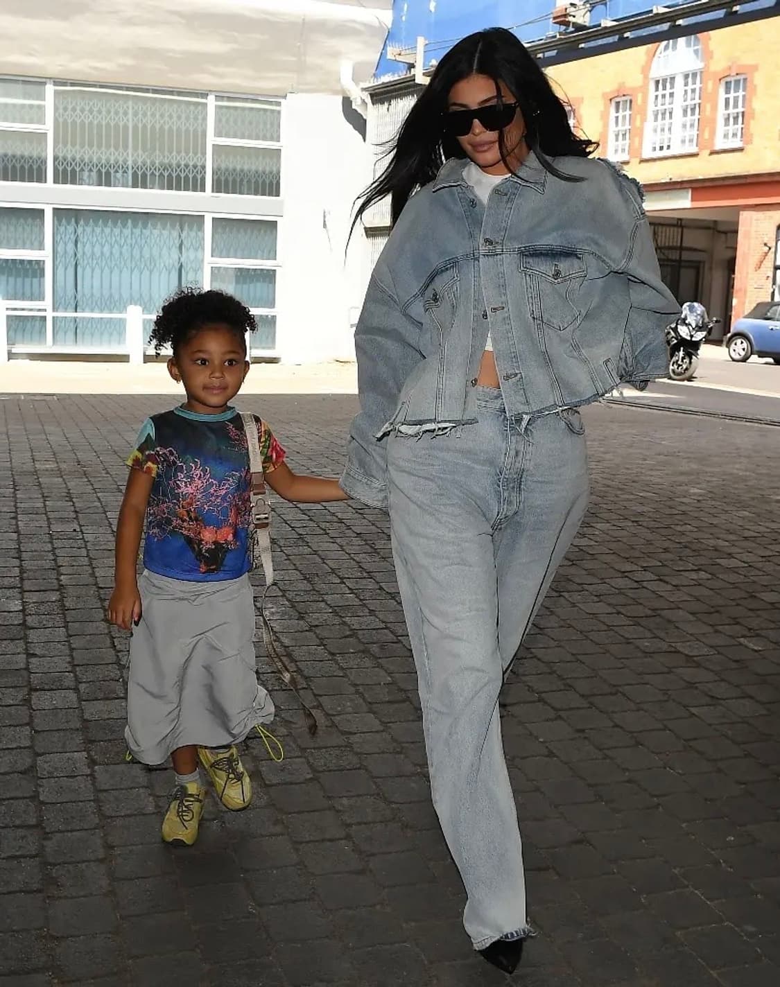 발렌시아가 디컨스트럭티드 오버사이즈 로우 데님 자켓 상품이미지5