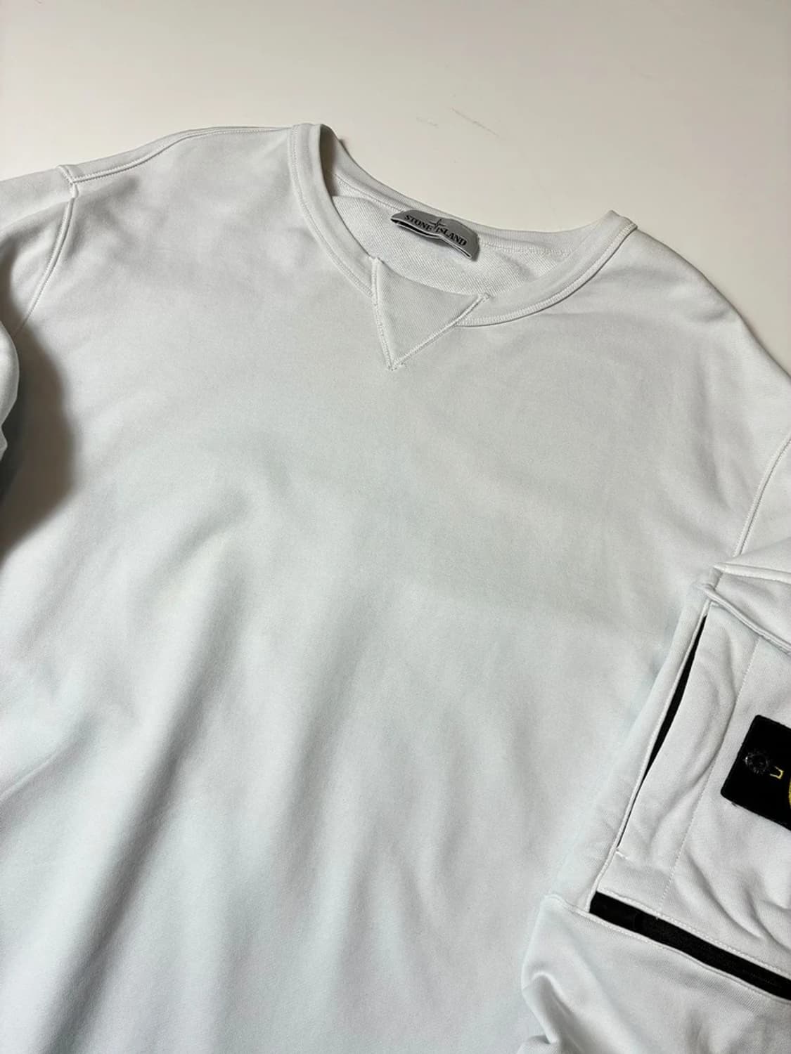 스톤아일랜드 시그니처 와펜 로고 크루넥 맨투맨 PN8220 상품이미지2