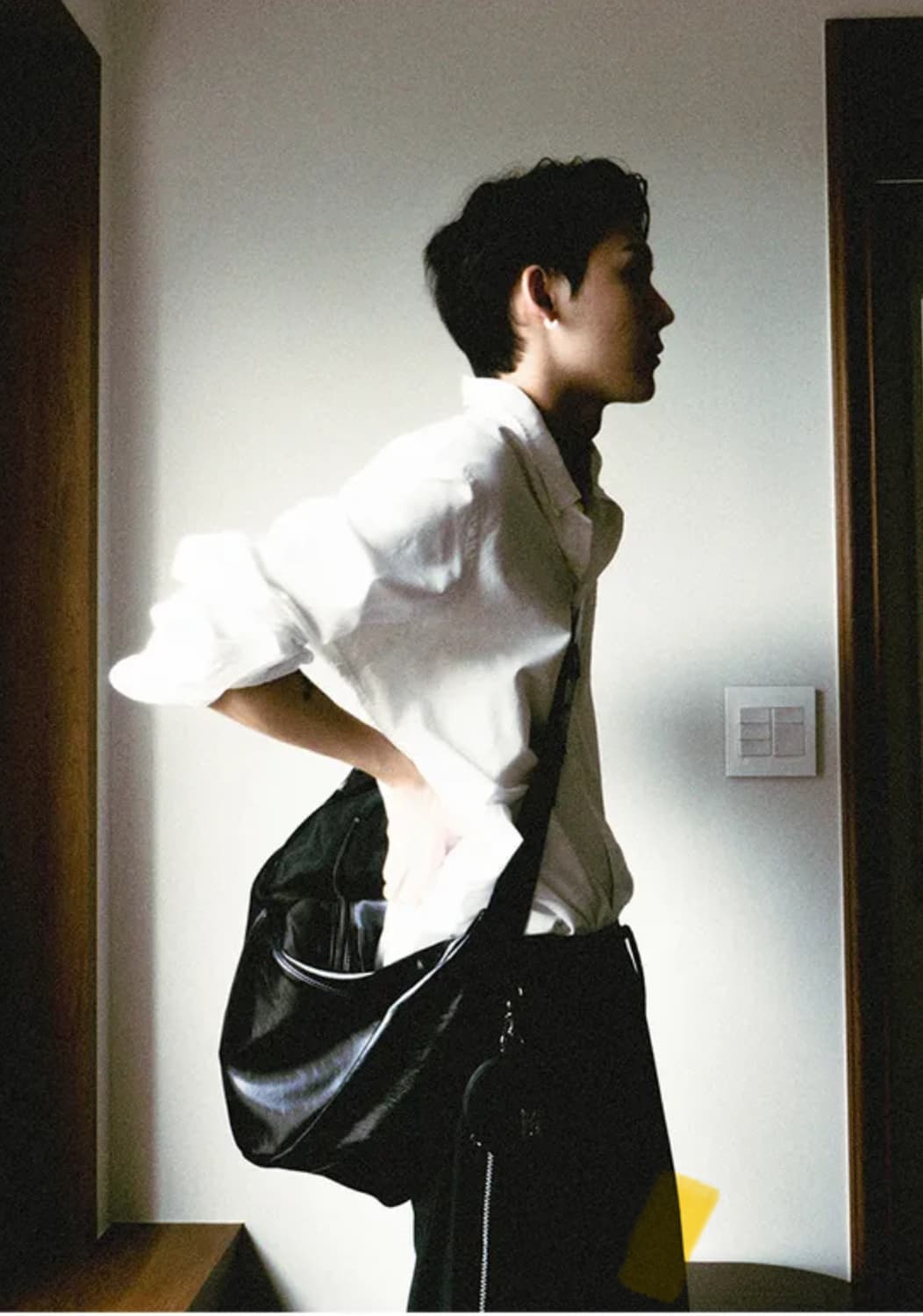 밈더위드로브 몬타 크랙 레더 메신저백 블랙 상품이미지1