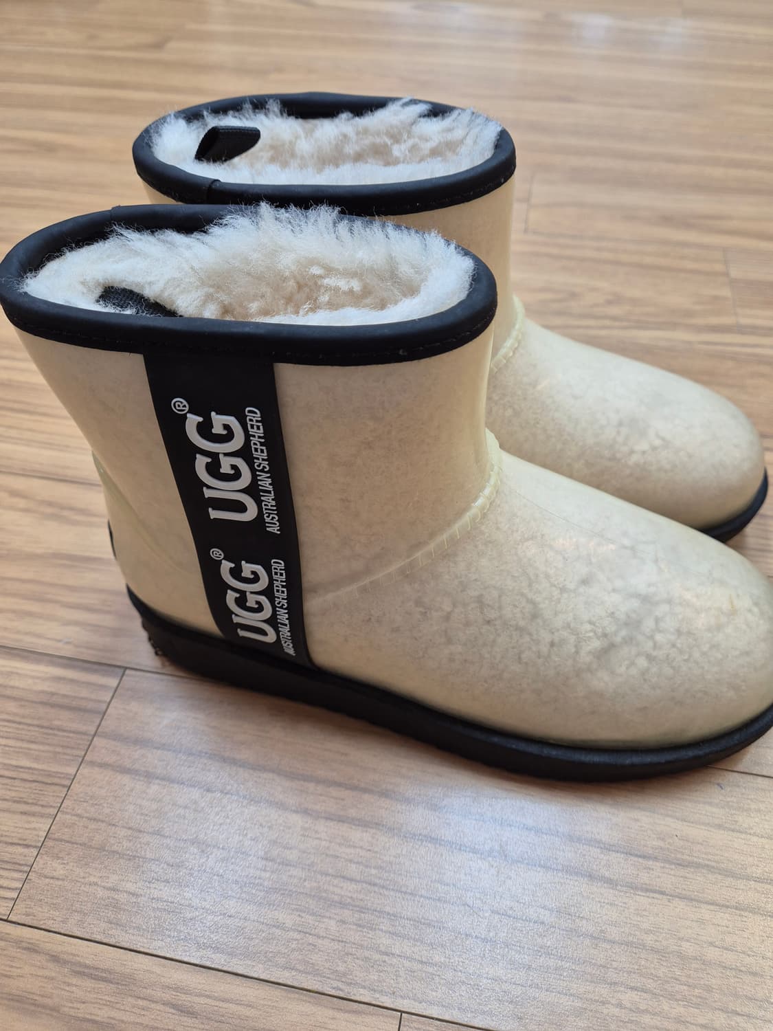 투명한 디자인이 매력적인 UGG 클리어 부츠입니다. EU37 사이즈로,  상품이미지2