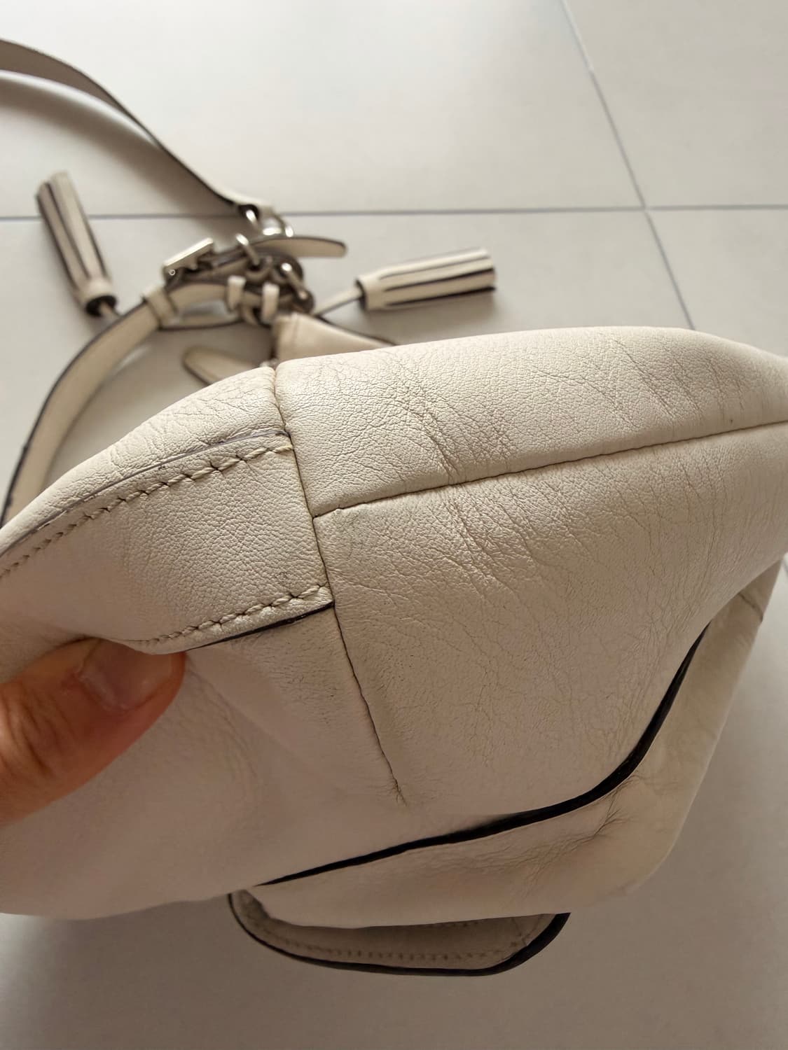 코치 화이트 호보백 숄더백 상품이미지5