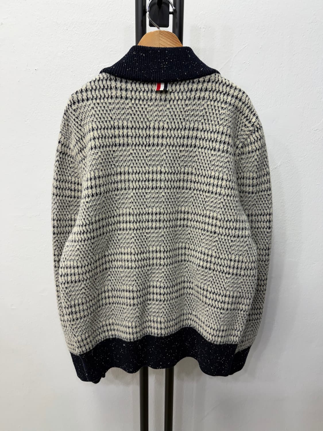 매장판정품) 톰브라운 남성 체크 니트 집업 자켓 2  상품이미지5