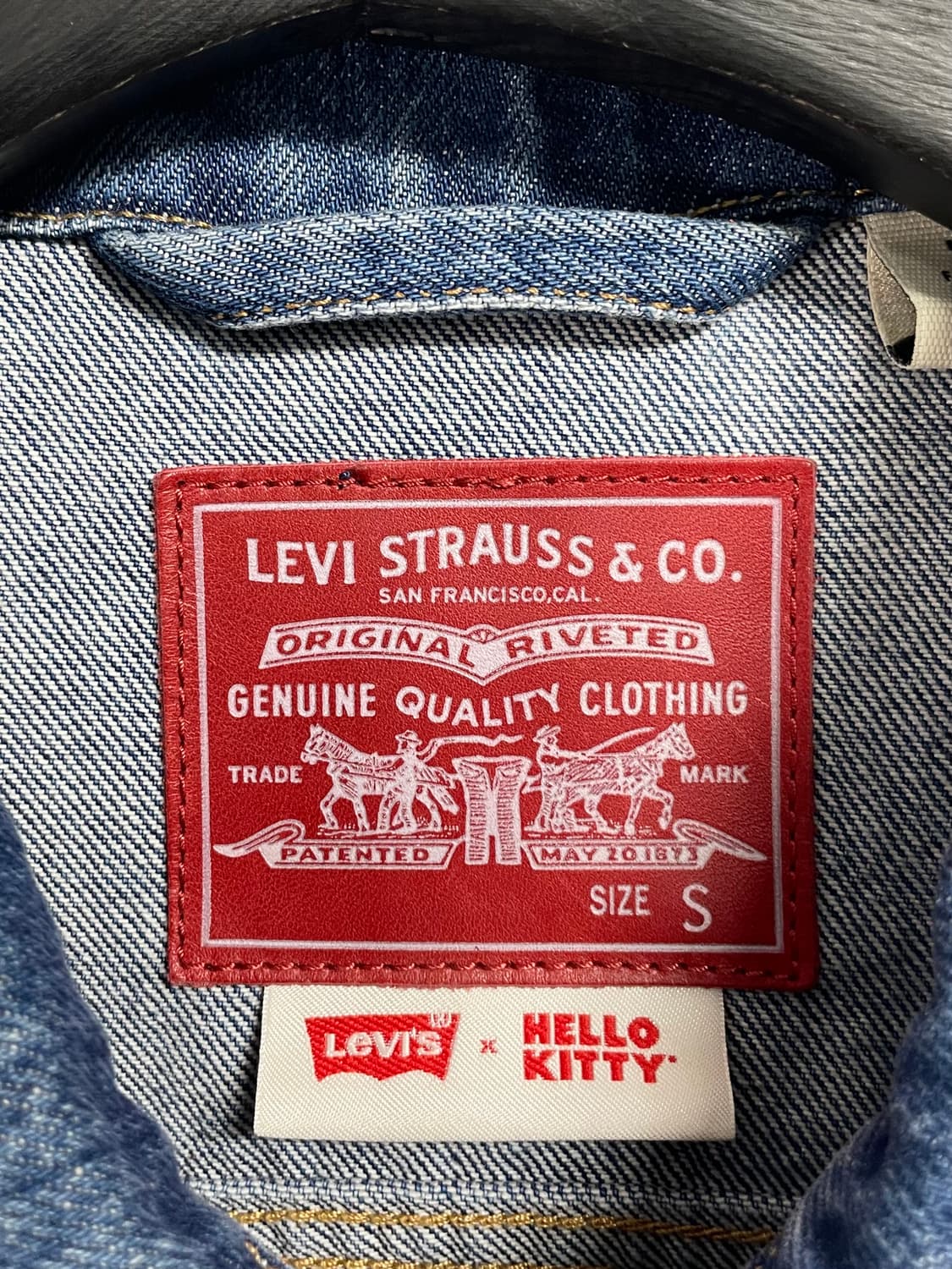 리바이스 X 헬로키티 오버사이즈 청자켓 (on.398) 상품이미지5