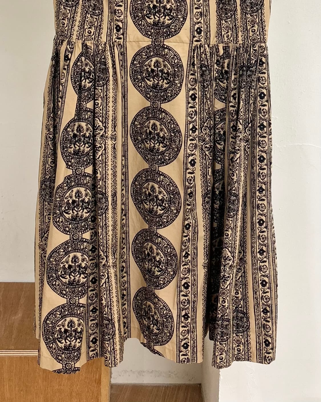 발렌티노 베이지 블랙 코인 메달리온 프린트 밤볼리나 드레스 상품이미지5