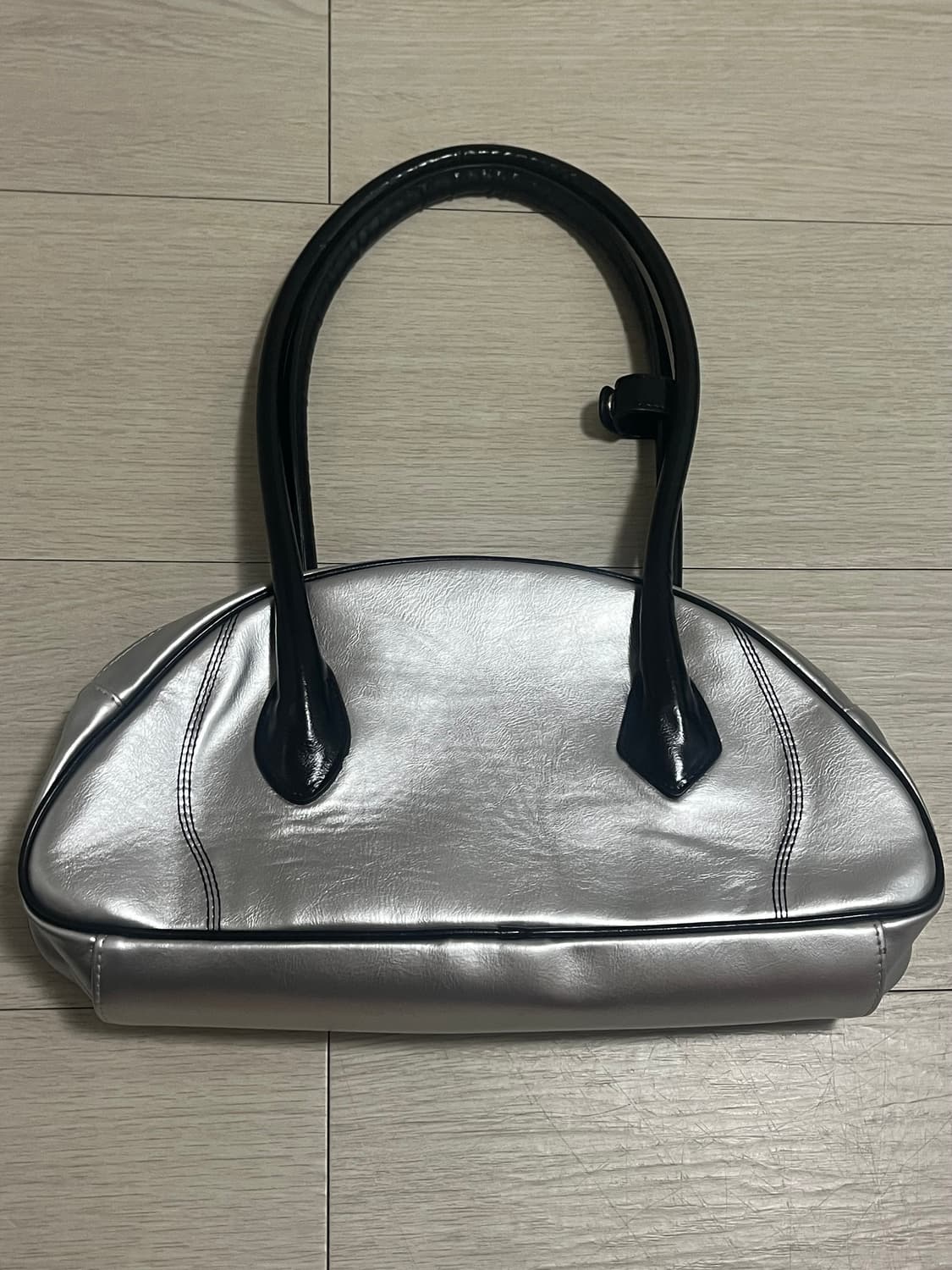 유즈 숄더백 STITCH LEATHER BAGUETTE BAG 상품이미지3