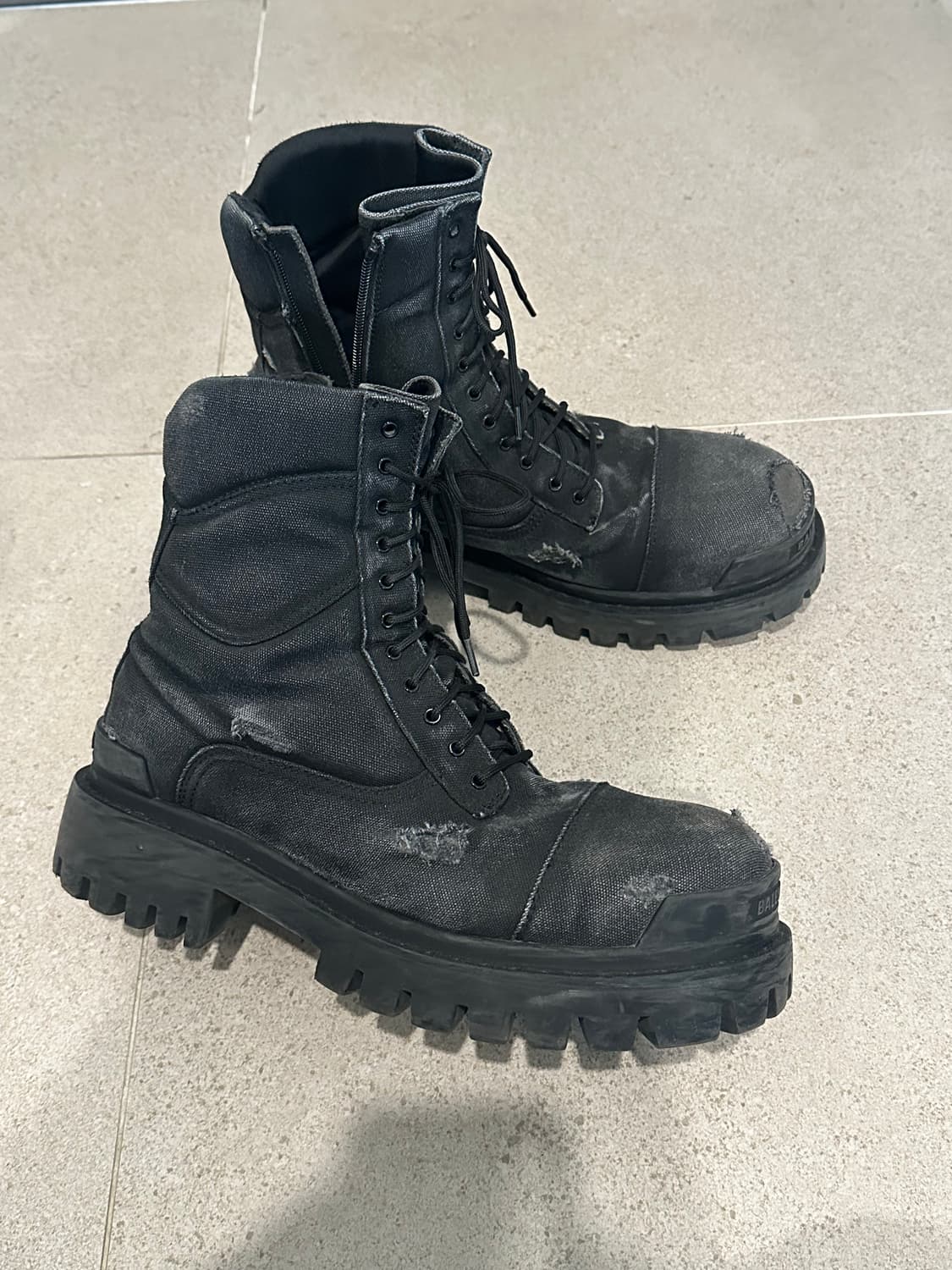 발렌시아가 컴뱃 스트라이크 부츠 상품이미지1