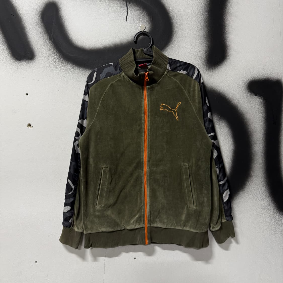 푸마 딥 카키 사이드 라인 카모 디테일 벨벳 집업 저지 자켓 상품이미지1