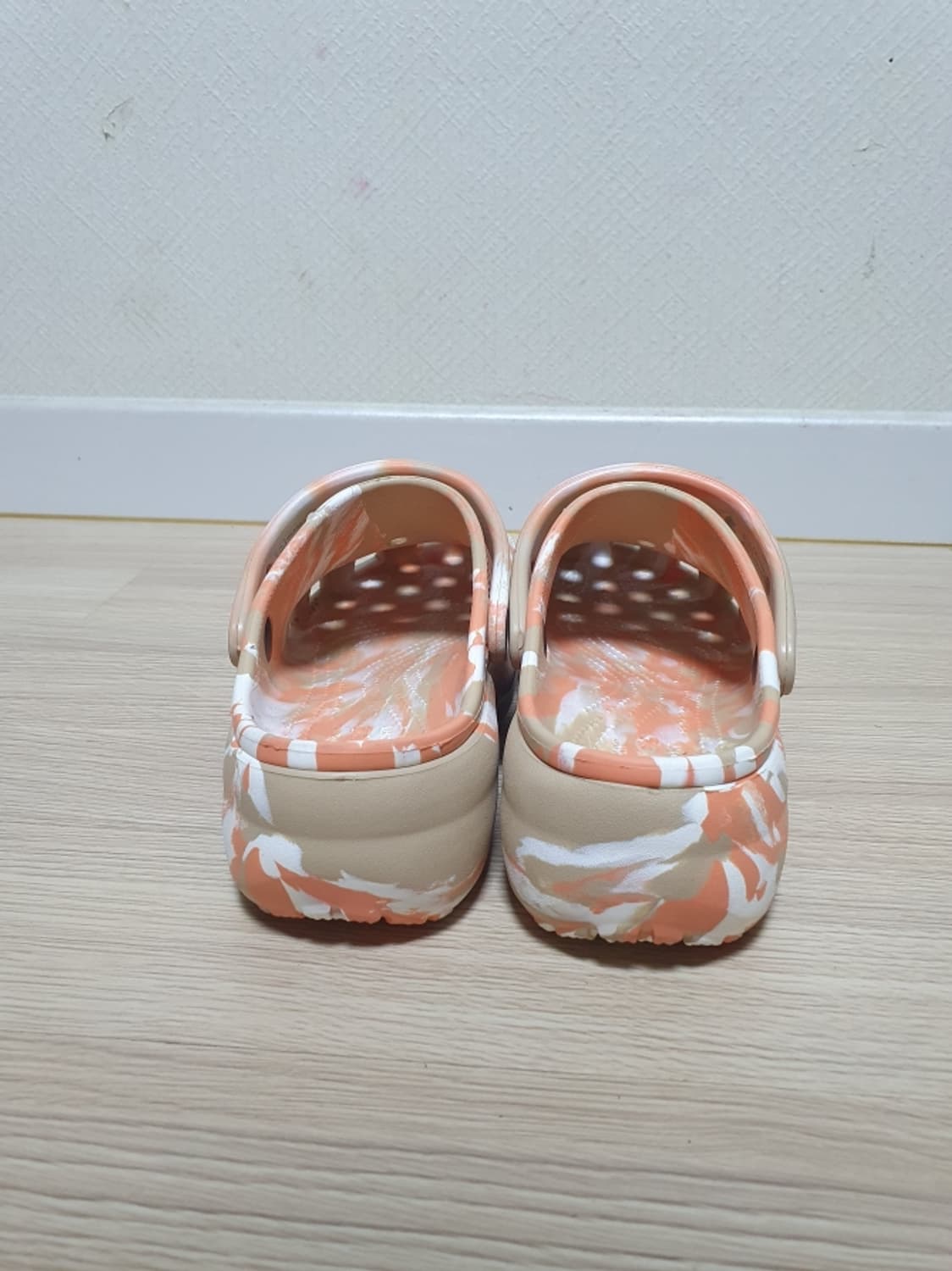 크록스 클래식 플랫폼 마블 클로그 240 상품이미지5