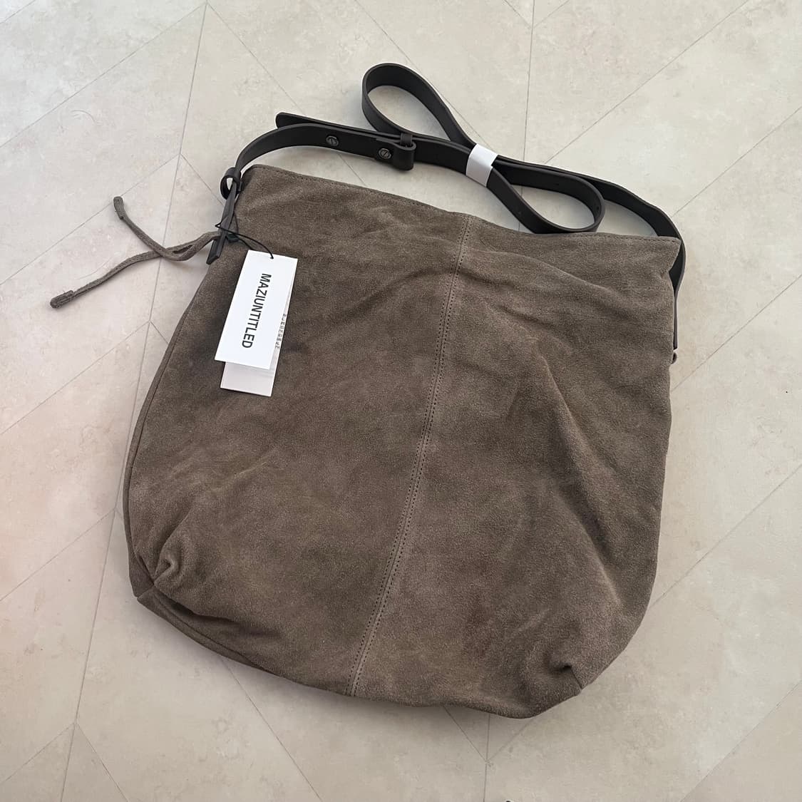 [새상품]마지언타이틀 스웨이드 눅 백 타우페 상품이미지1