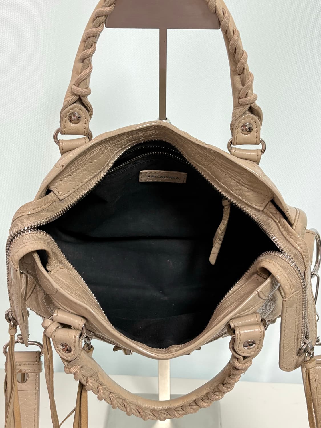 발렌시아가 모터백 미니 로고스트랩 베이지 상품이미지10