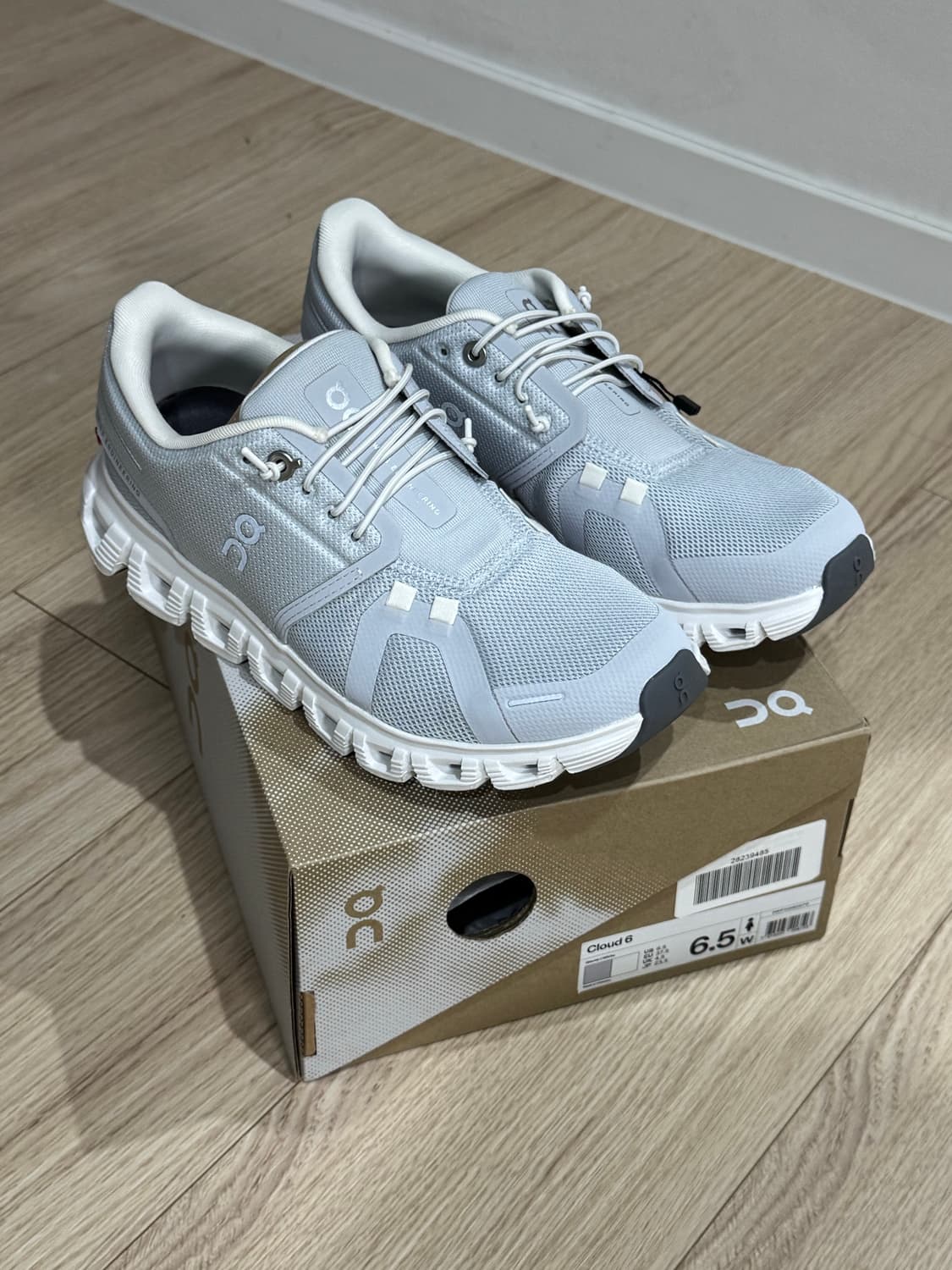 새상품 온러닝 클라우드 6 회색 운동화 235mm 상품이미지1