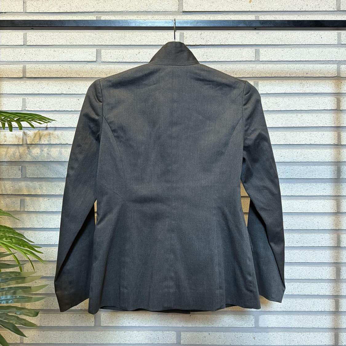 오조크 스탠카라 미니멀 자켓 커브드 절개 디테일 슬림핏 차콜 상품이미지3