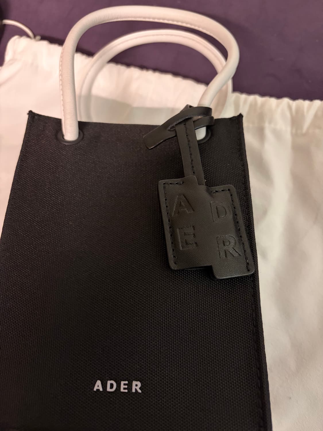 아더에러 스몰 쇼퍼백 느와르 (캔버스) 상품이미지7