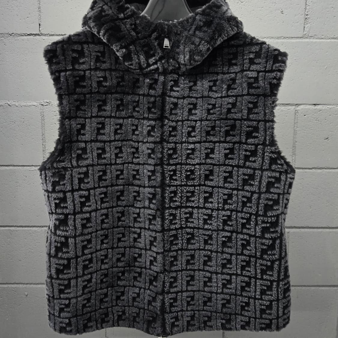 펜디 FF 모노그램 모피 양가죽 리버서블 양면 후드 조끼 52 상품이미지2