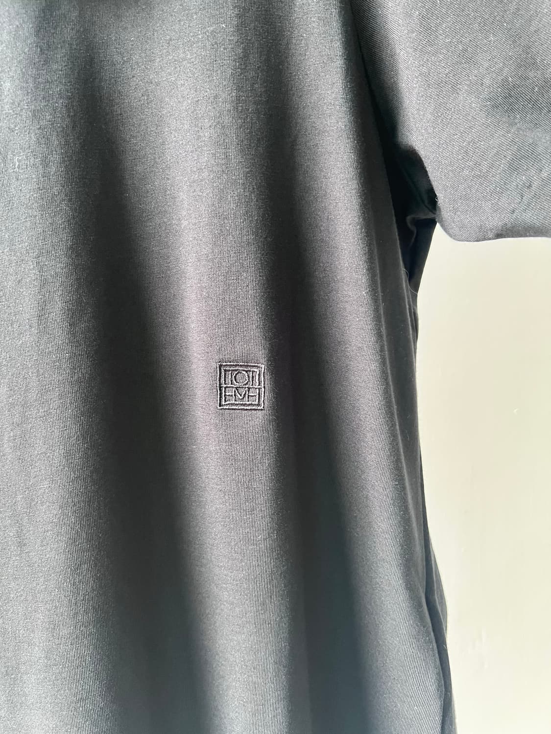 (새상품) toteme 토템 커브 로고 반팔 티셔츠 상품이미지4