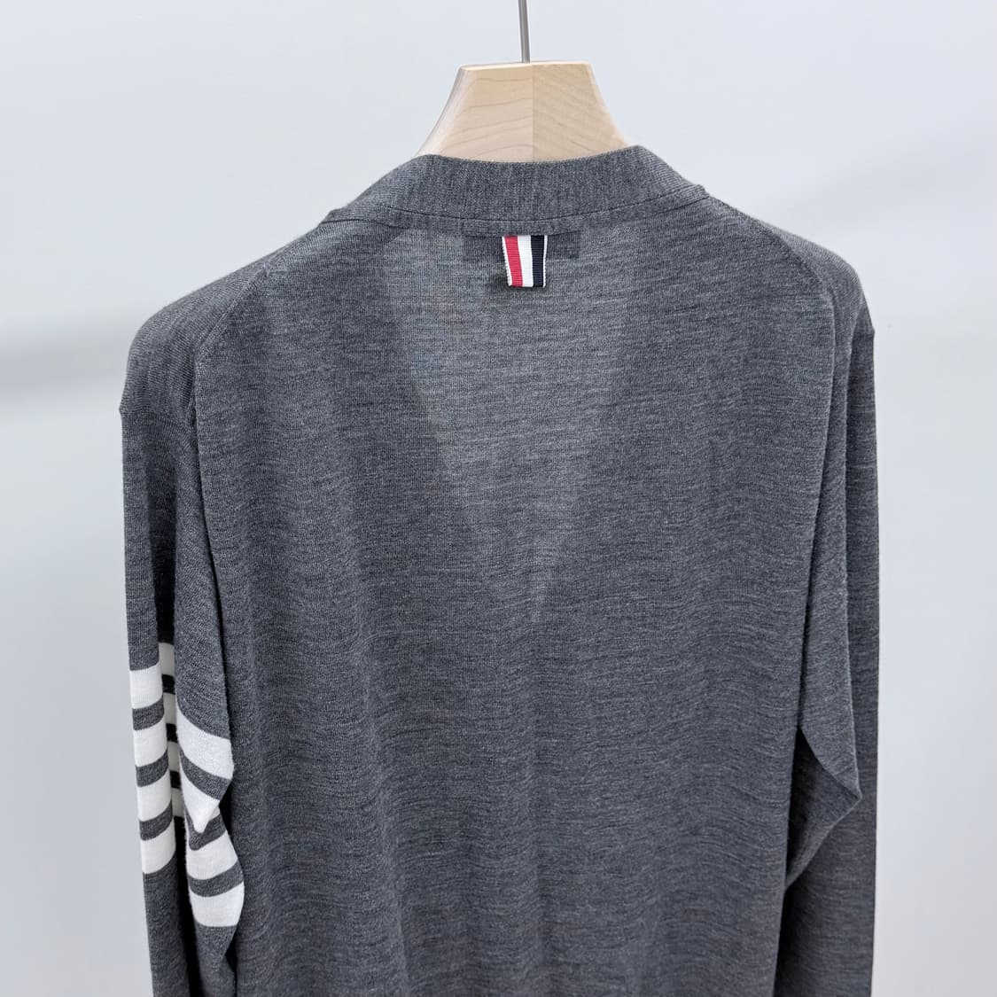[미사용/3] 톰브라운 사선완장 메리노 울 가디건 그레이 상품이미지6