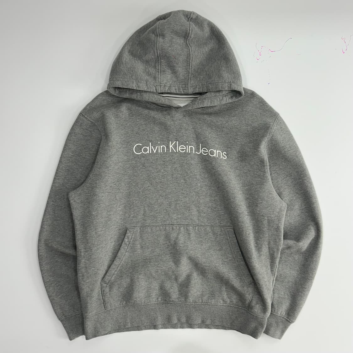 Calvin Klein 켈빈클라인 스펠아웃 로고 그레이 후드티 상품이미지3