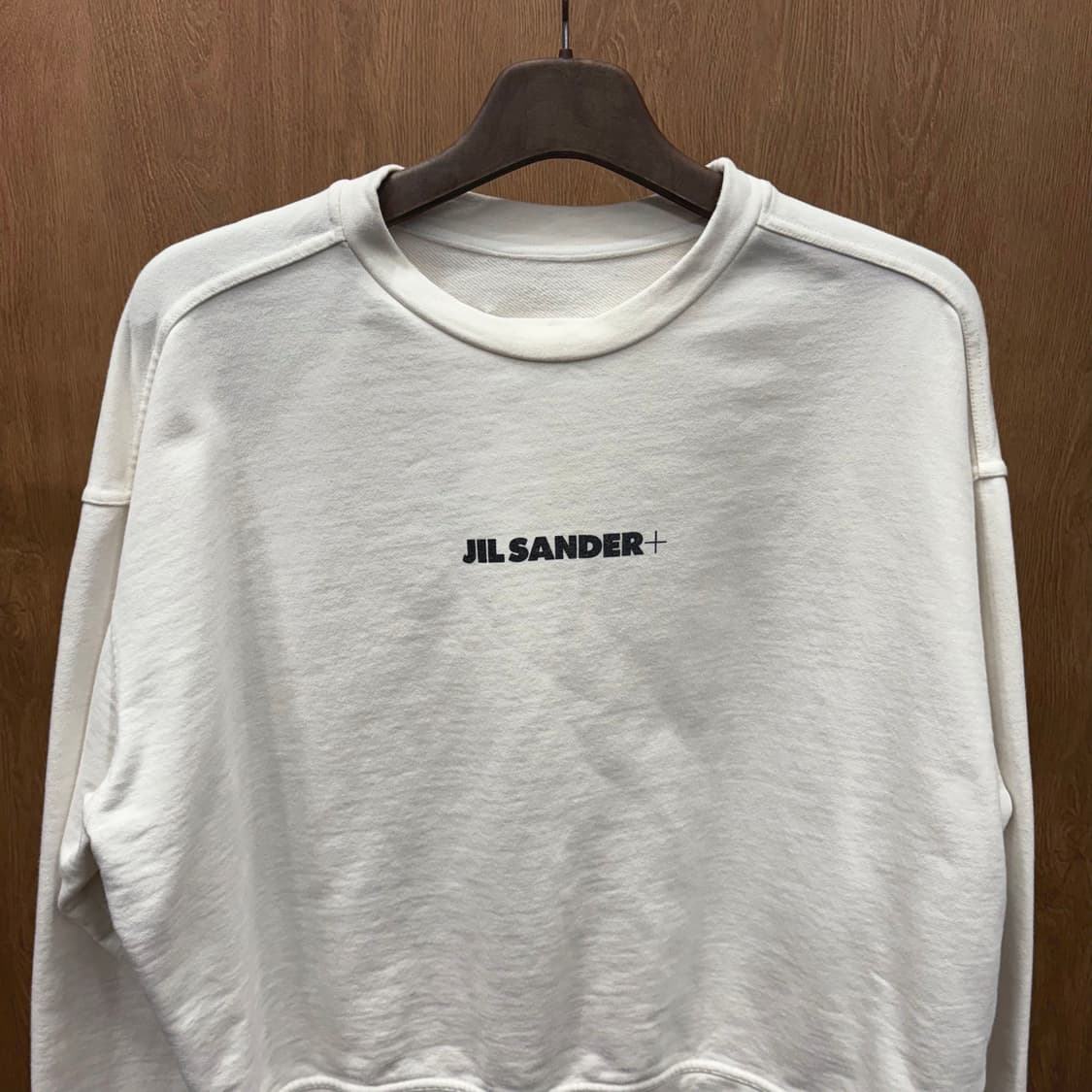 질샌더 크루넥 코튼 긴팔 맨투맨 솔리드 미니멀 로고 프린팅 디테일 화이트 상품이미지4