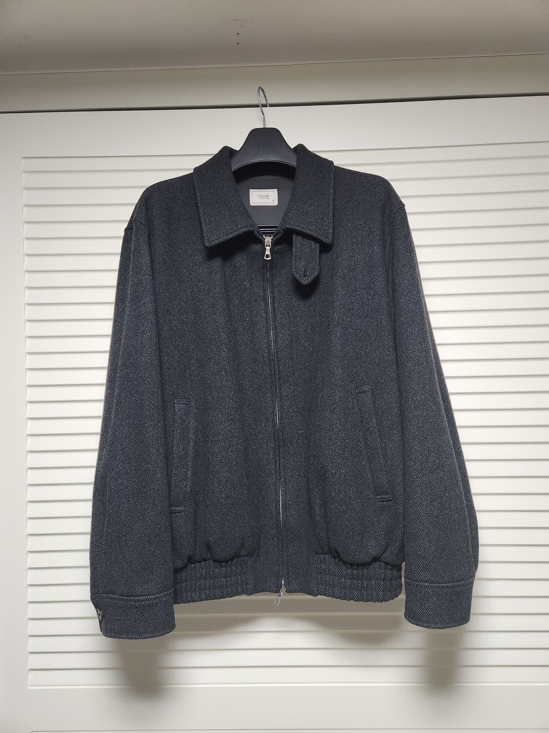 어나더오피스 볼륨 울 블루종_캐비어 상품이미지1