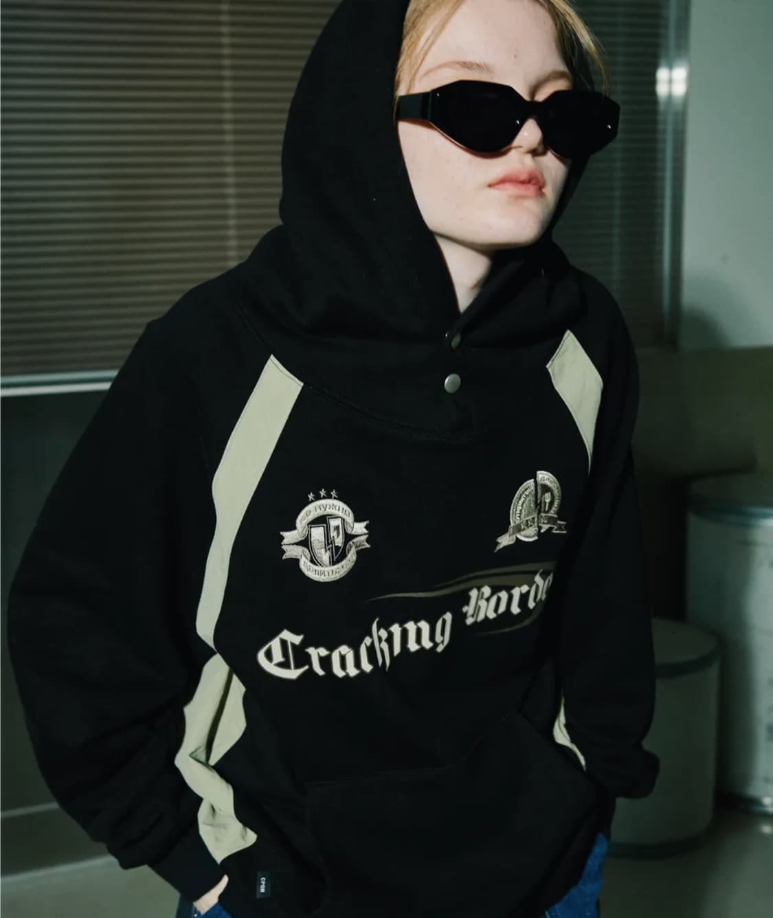 꼼파뇨 크래킹 스냅 레글런 후드티 블랙 상품이미지1