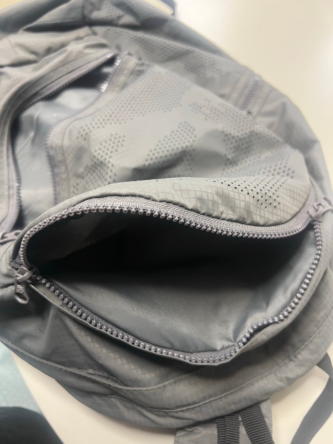 산산기어 백팩 LASER DOT BACKPACK 차콜 상품이미지6