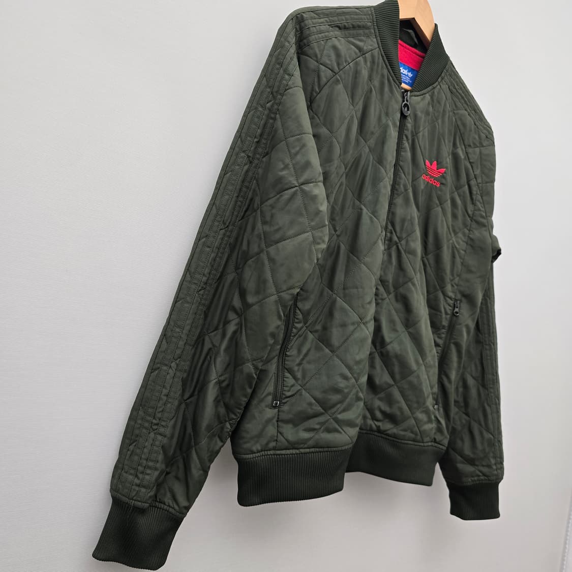 아디다스 퀼팅 봄버 자켓 카키색 상품이미지2